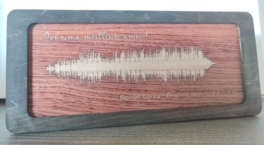 Onde sonore, gravure sur bubinga, cadre teinté
