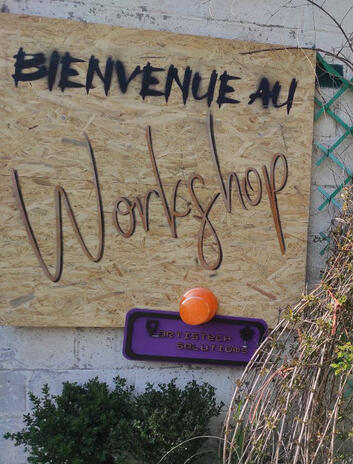 Lettres et panneau Artistech en découpe mdf. Punaise Impression 3d. Peinture.