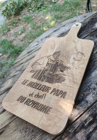Gravure sur planche à découper en manguier